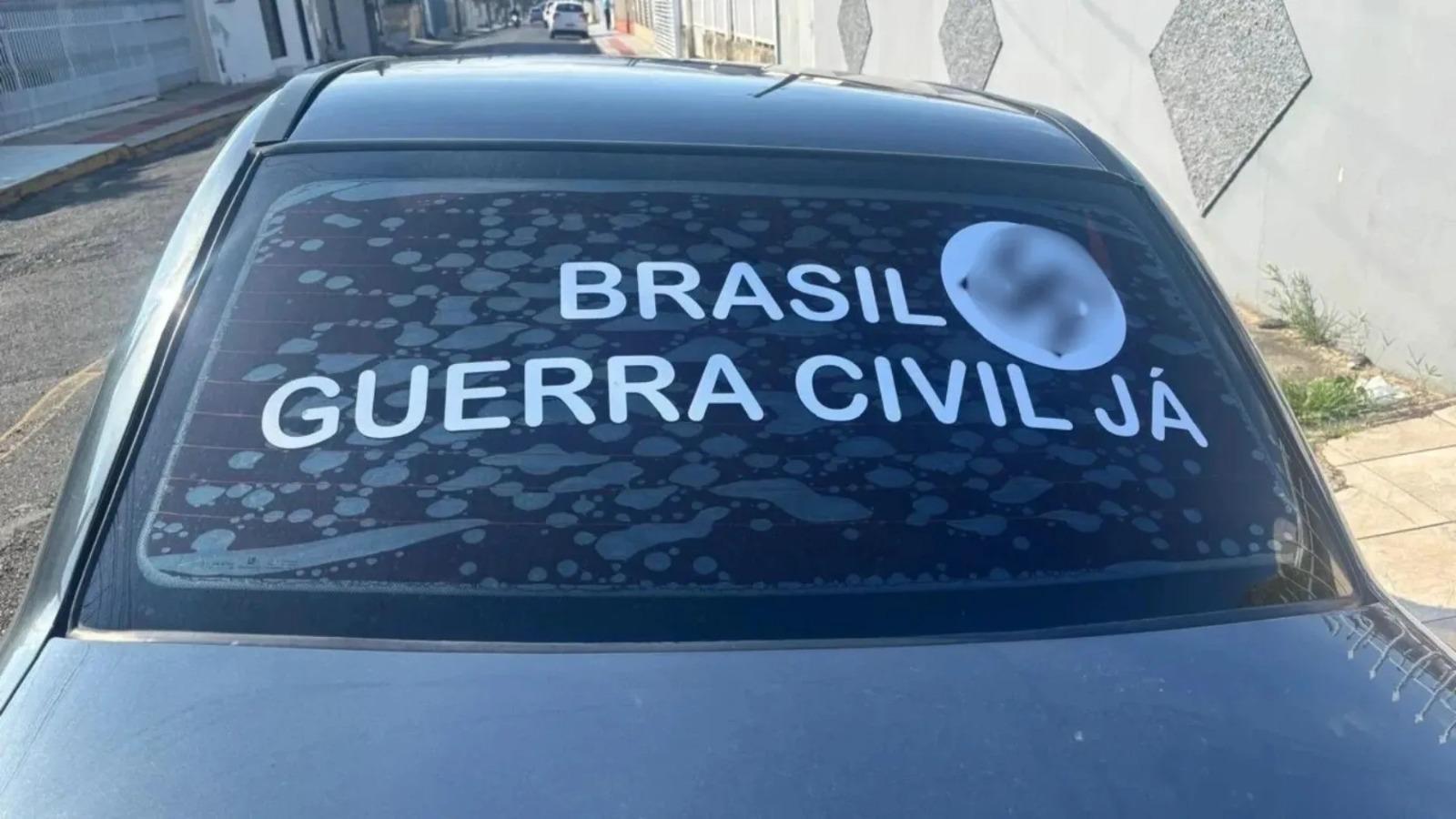 Homem com adesivo de suástica no carro é denunciado pelo MPSC por divulgação do nazismo