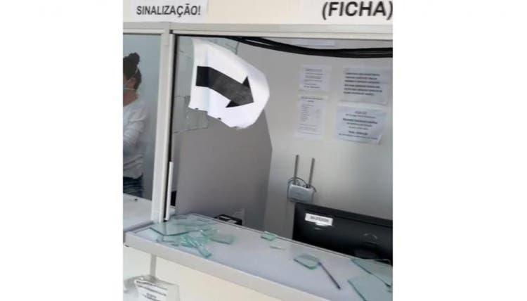 Homem destrói balcão de unidade de saúde em Rio do Sul e machuca funcionário