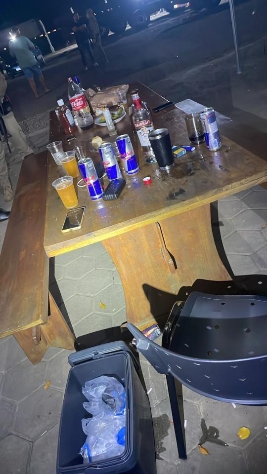 Homem dispara arma de fogo durante confraternização e PM apreende pistola e revólver