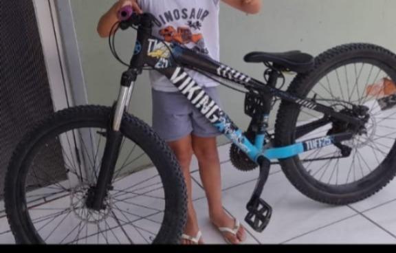 Homem dorme em área de festa, abandona bermuda suja, furta roupa limpa e leva bicicleta em Ituporanga