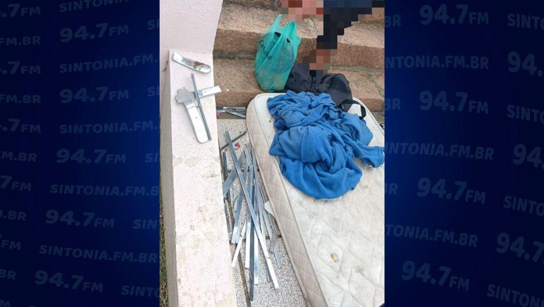 Homem dorme em cima de objetos furtados de cemitério e é preso