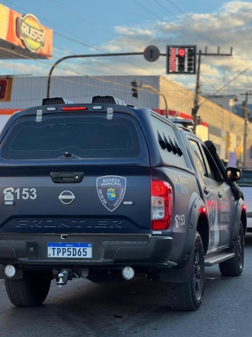 Homem é conduzido à delegacia após arremessar pedras contra veículos