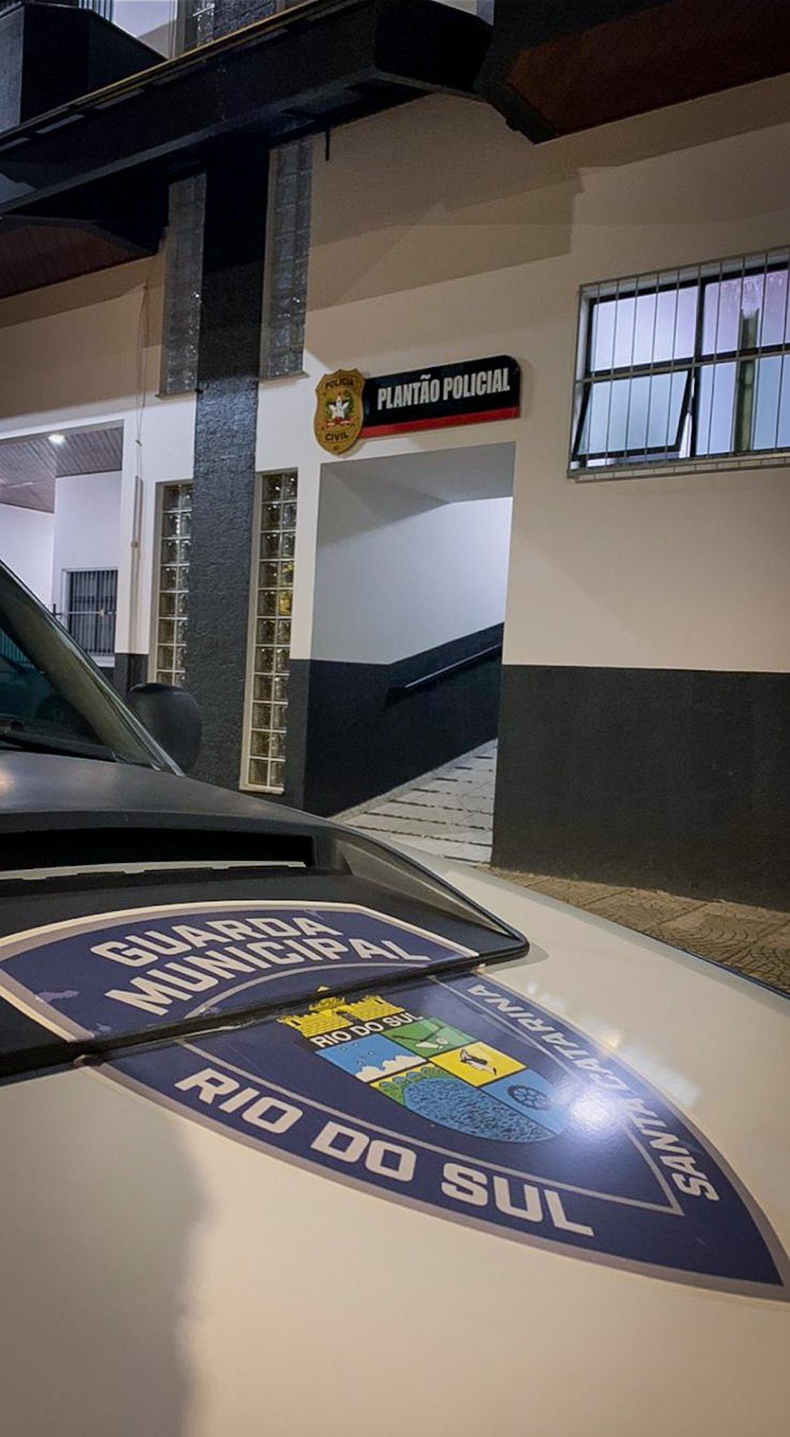 Homem é conduzido à delegacia após furto em estabelecimento comercial