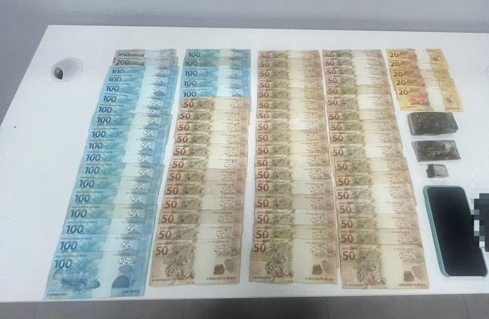 Homem é flagrado com drogas e quase R$ 5 mil em dinheiro durante abordagem 