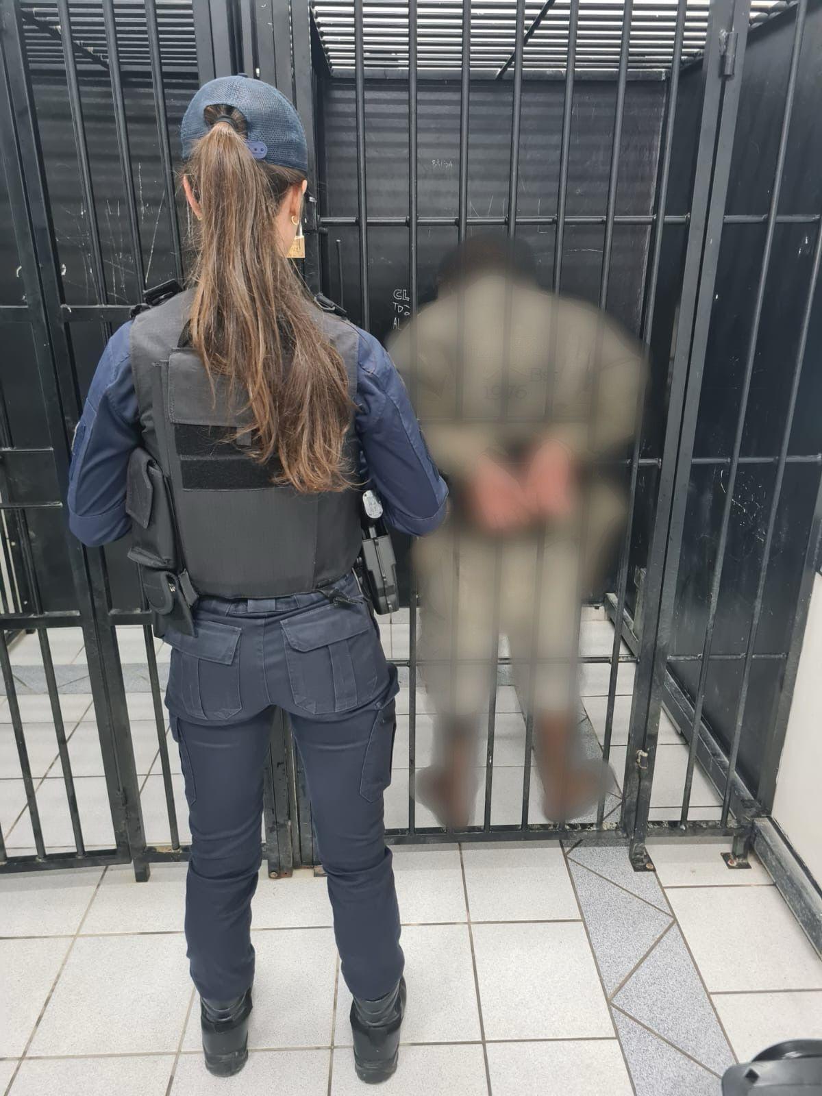Homem é preso ao ser flagrado com notebook roubado