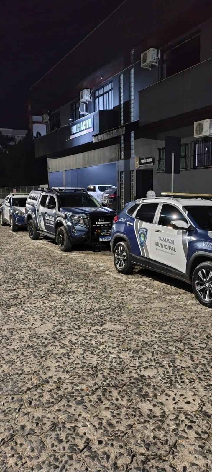 Homem é preso após agredir guarda municipal em frente à delegacia
