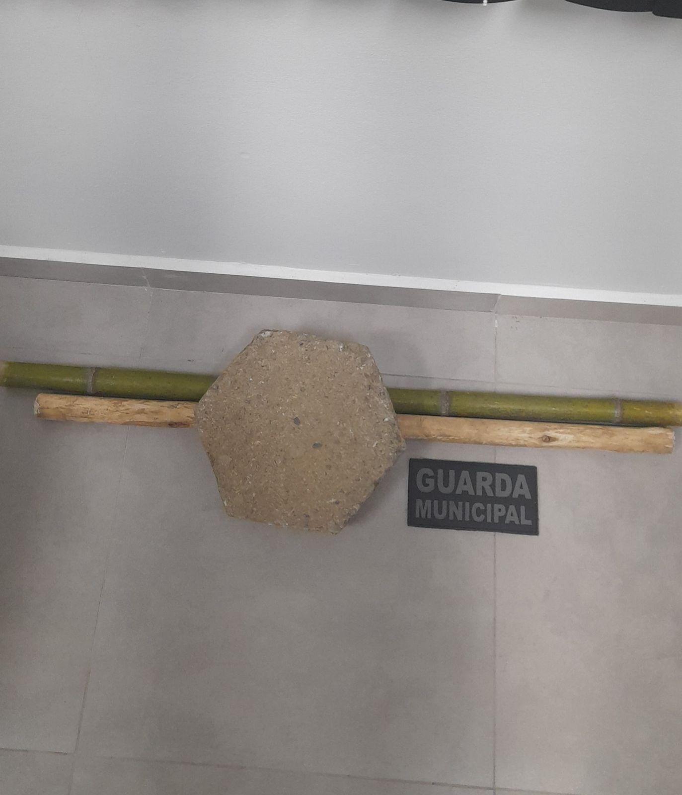 Homem é preso após usar pedaços de madeira e uma lajota para agredir companheira e enteada