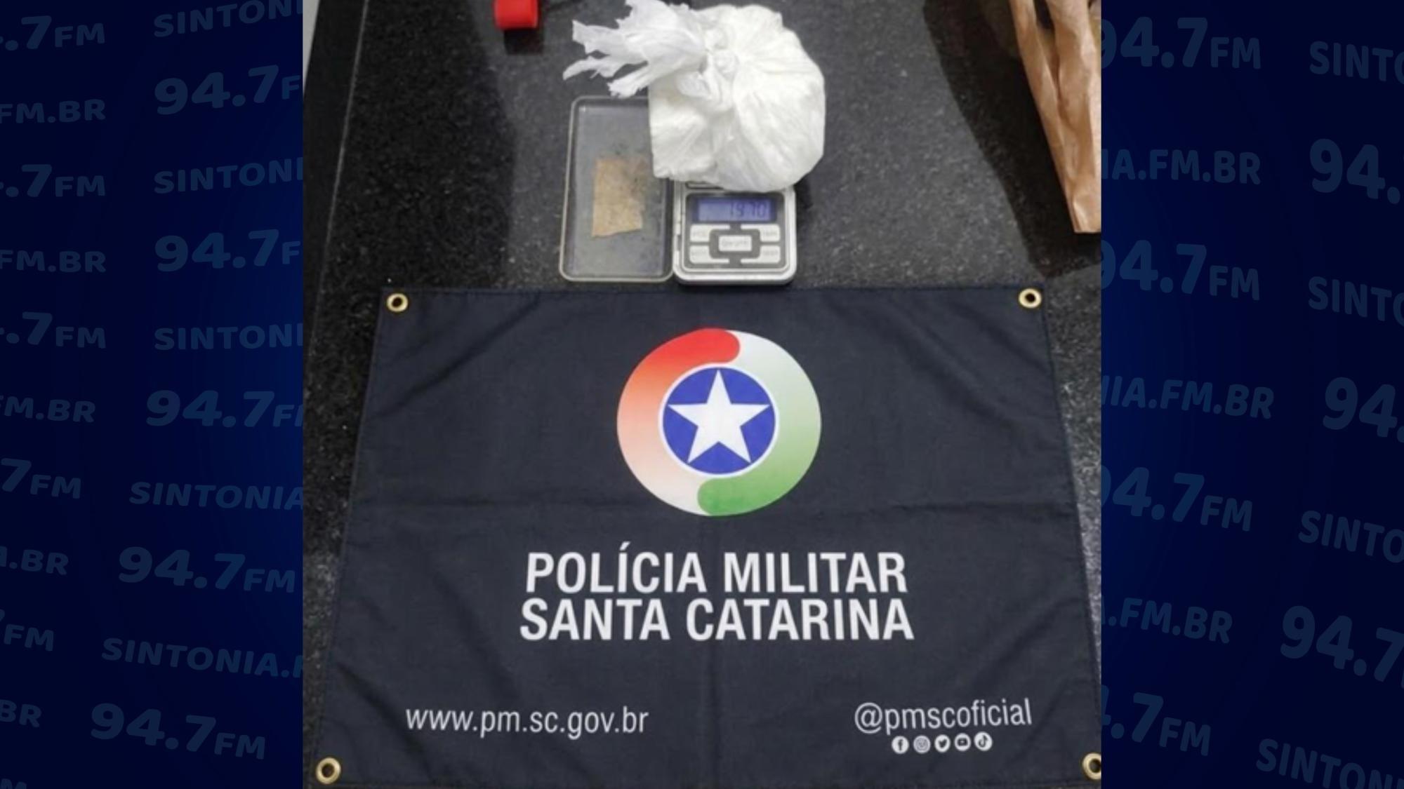 Homem é preso com cocaína escondida em mochila com roupas infantis no Alto Vale