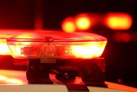 Homem é preso por agredir policias e causar dano ao patrimônio público 
