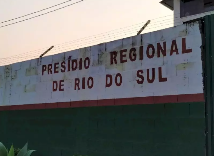 Homem é preso por estuprar irmão deficiente no Alto Vale 