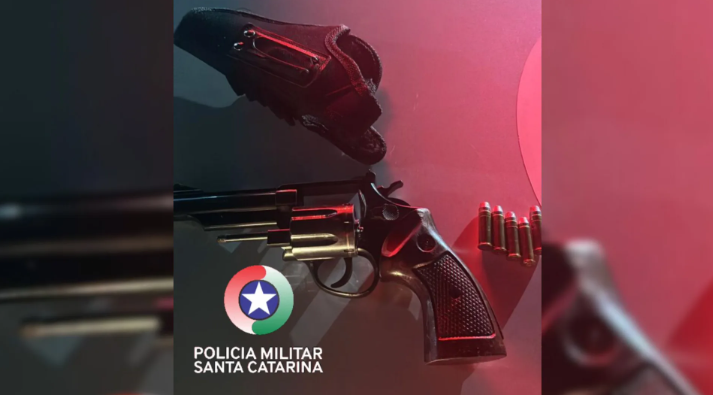 Homem é preso por porte ilegal de arma de fogo em Agronômica