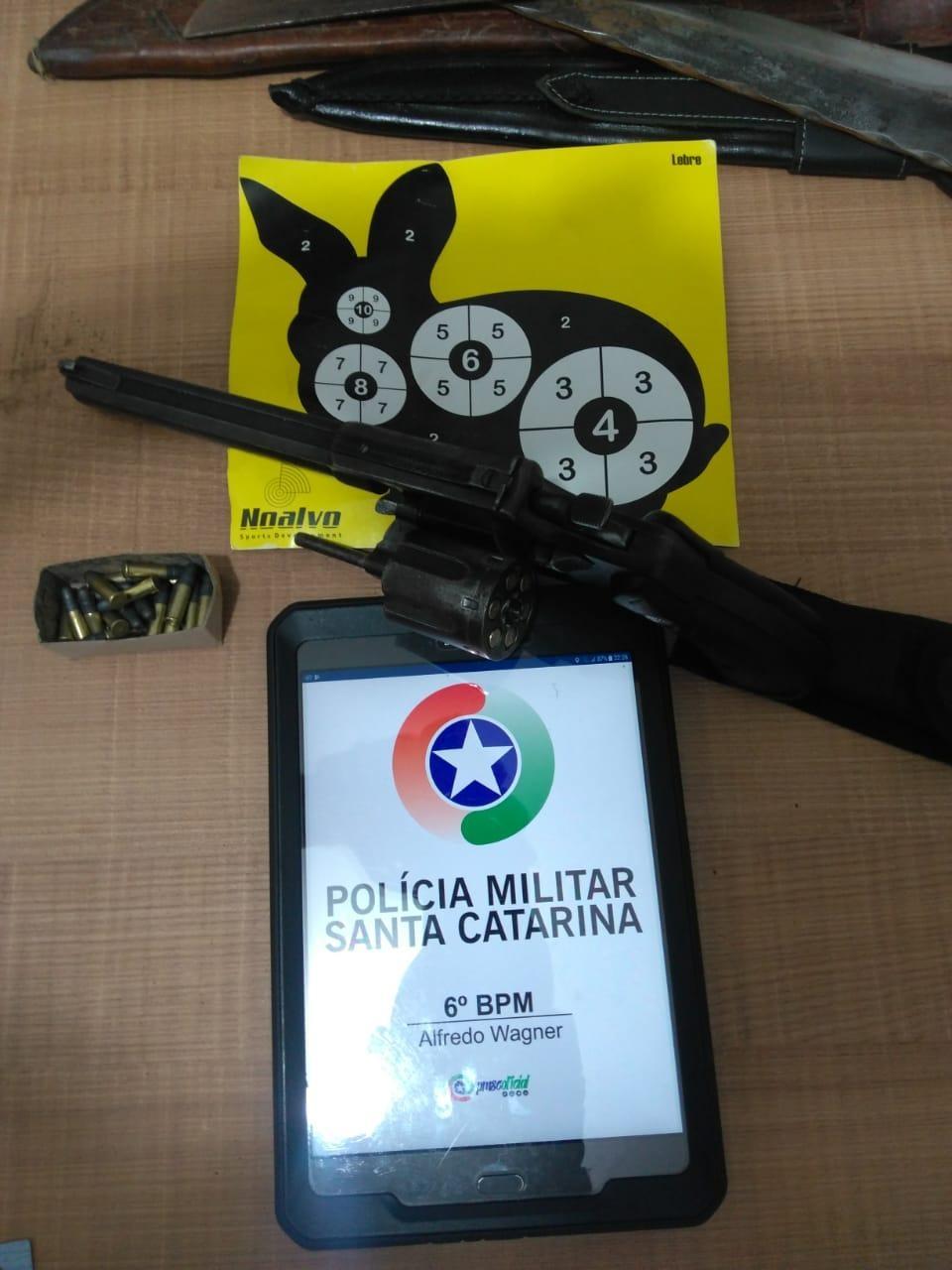 Homem é preso tentando vender armas e munições, em Alfredo Wagner