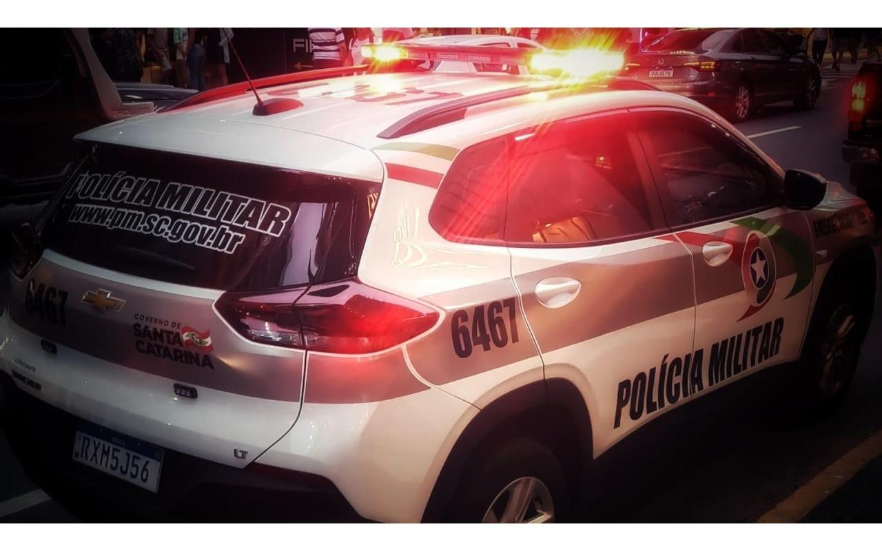 Homem em surto é contido pela Polícia Militar após ser flagrado com facas em Taió