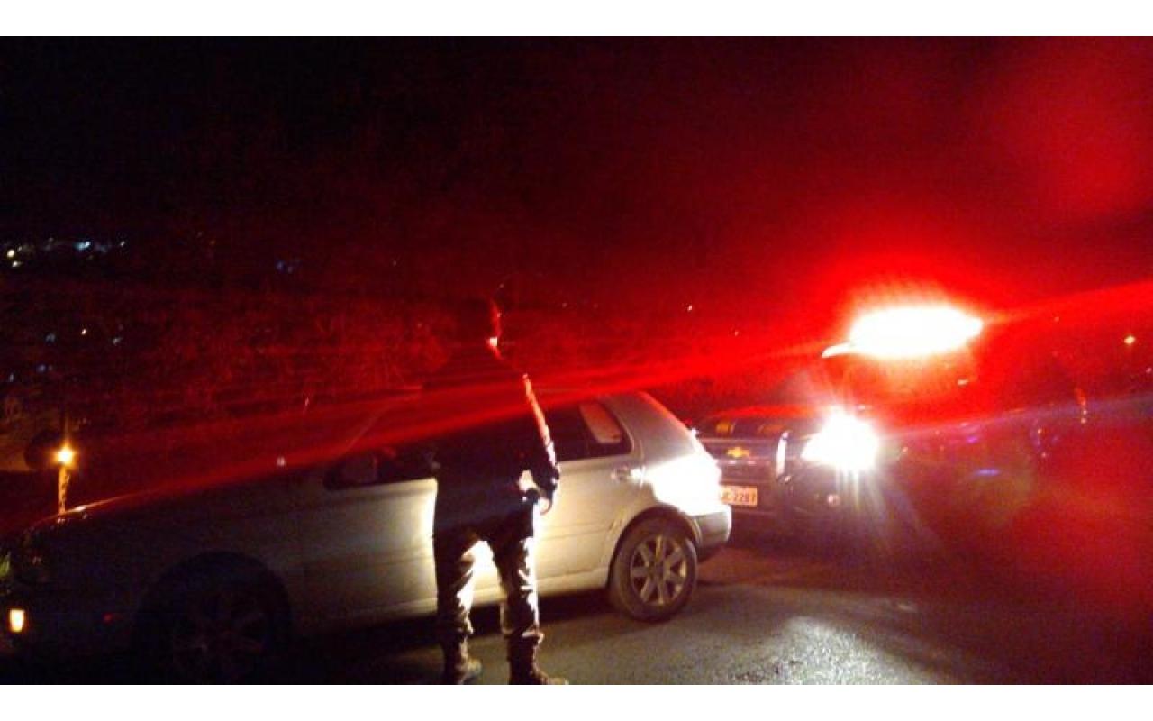 Homem embriagado é preso dirigindo em zigue-zague na BR-470 em Rio do Sul 