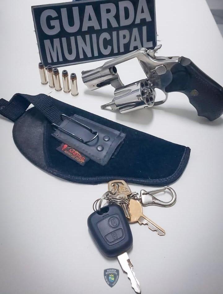 Homem faz ameaças com arma de fogo em estabelecimento comercial e é preso