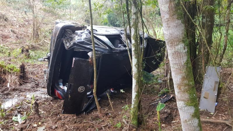 Homem fica ferido após carro cair em ribanceira na SC-350 em Ituporanga 
