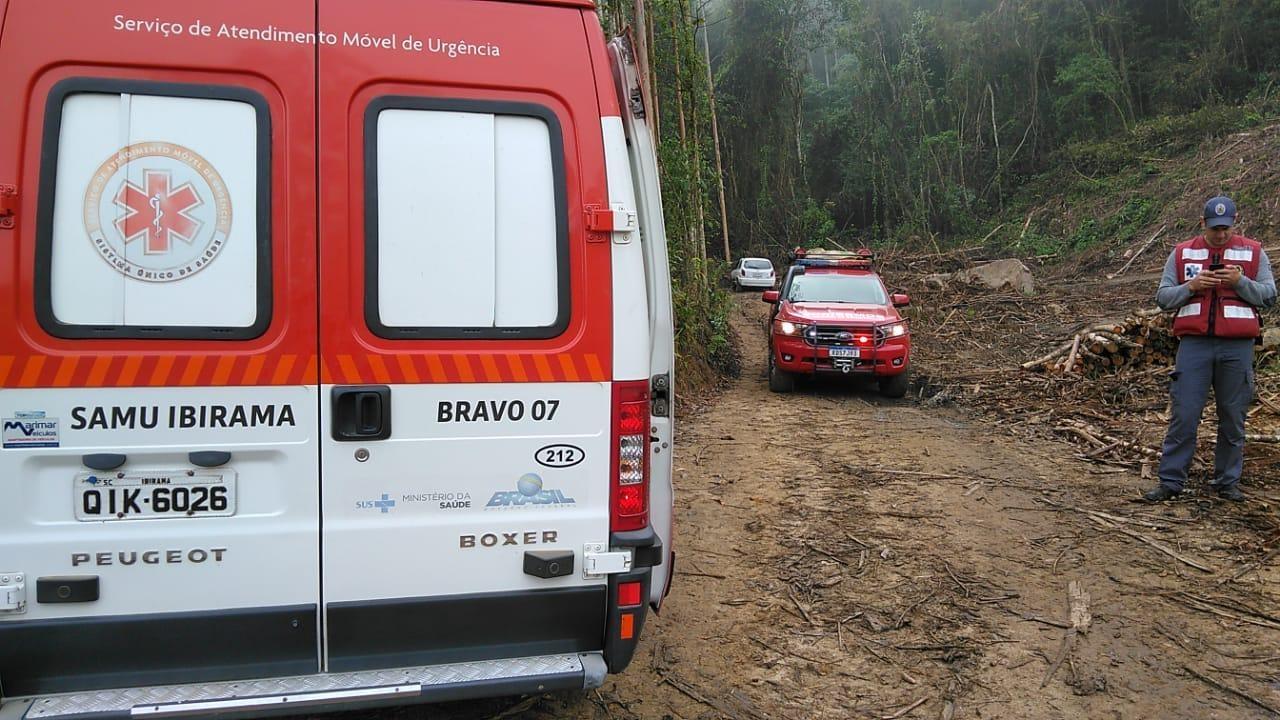Homem fica ferido após tombamento de trator