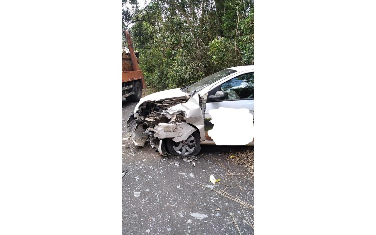 Homem fica ferido em acidente entre carro e caminhão em Ituporanga 