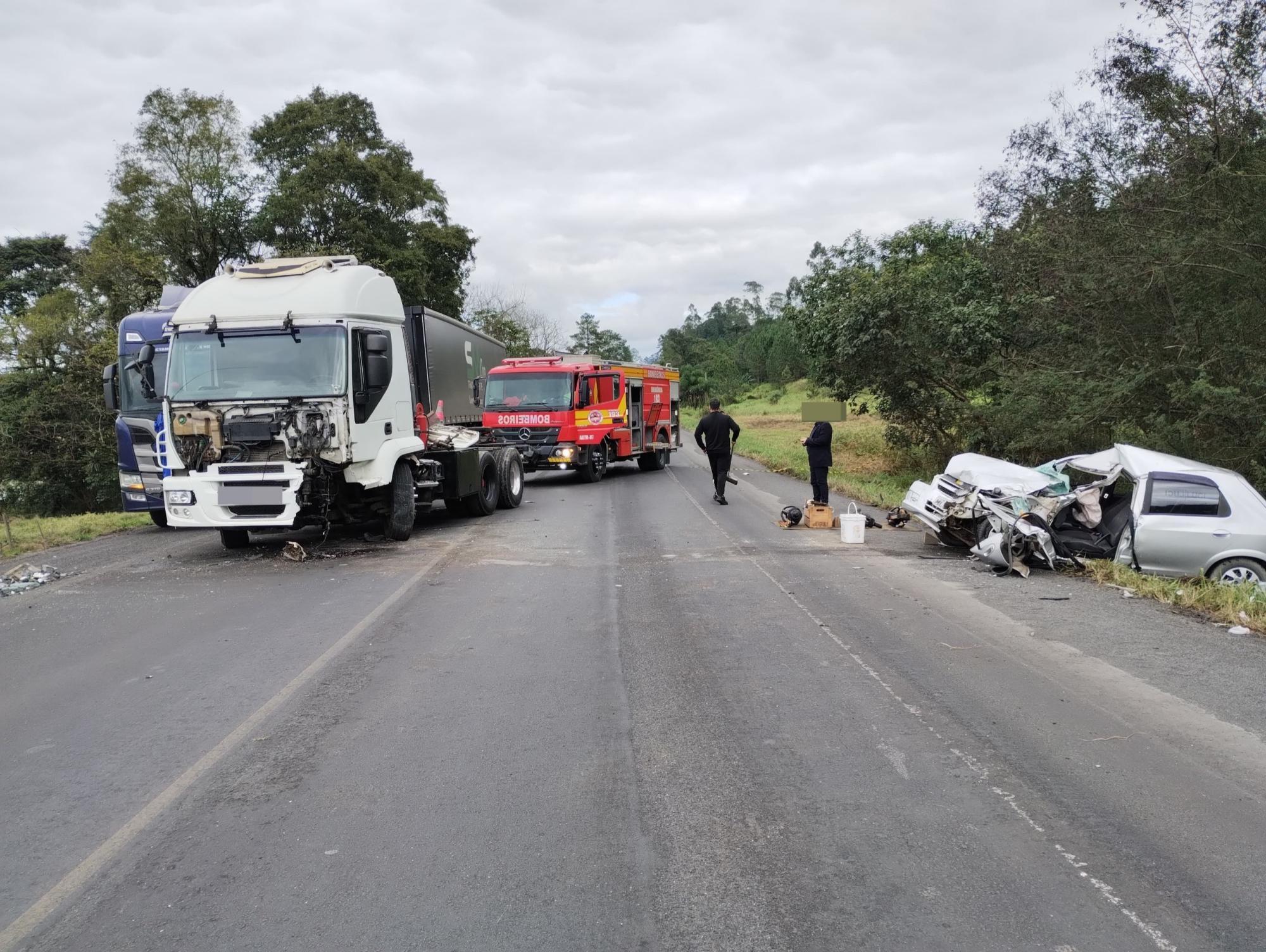 Homem fica gravemente ferido em colisão frontal entre carro e carreta na BR-470 no Alto Vale