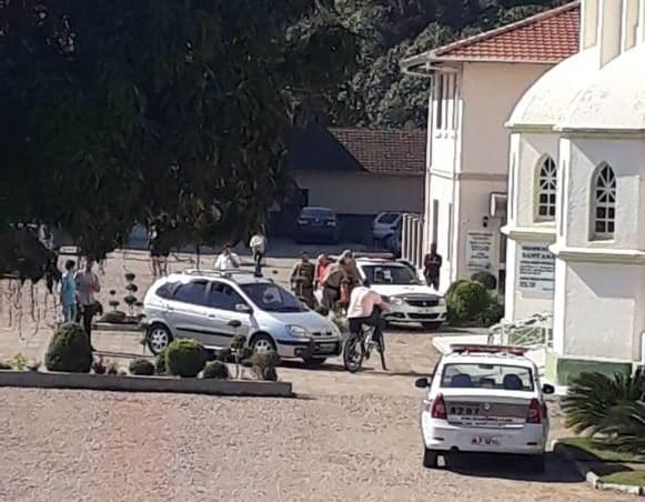 Homem furta capacete, tenta roubar carro, agride padre e acaba preso suspeito de matar a mãe em Apiúna 