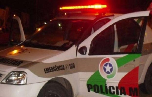 Homem furta veículo e agride testemunhas em Imbuia