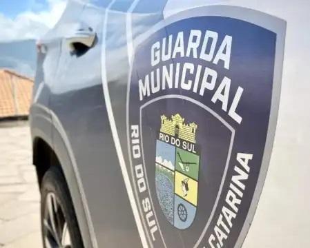 Homem invade residência, atropela idosa durante fuga e é detido