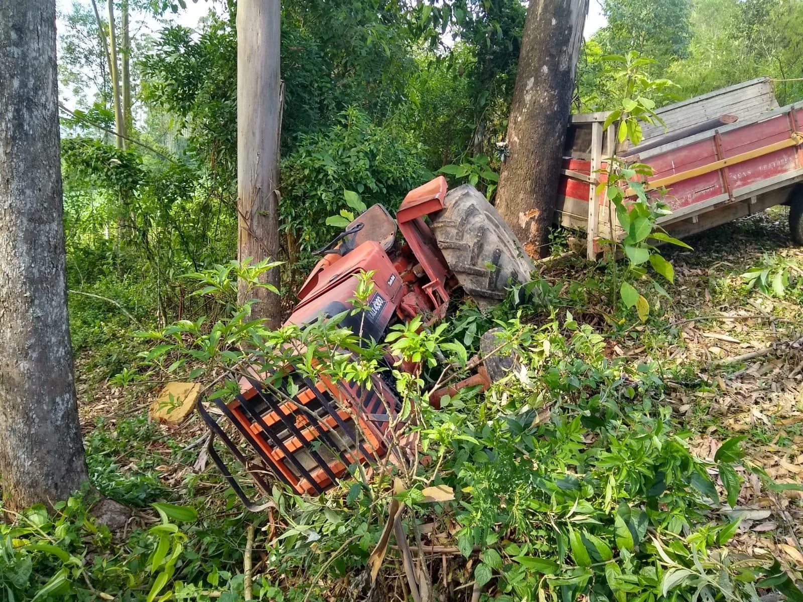 Homem morre ao cair de trator que tombou no interior de Taió