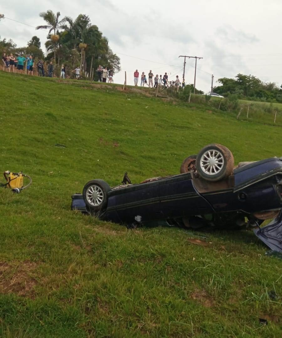 Homem morre ao ser projetado para fora do veículo após saída de pista