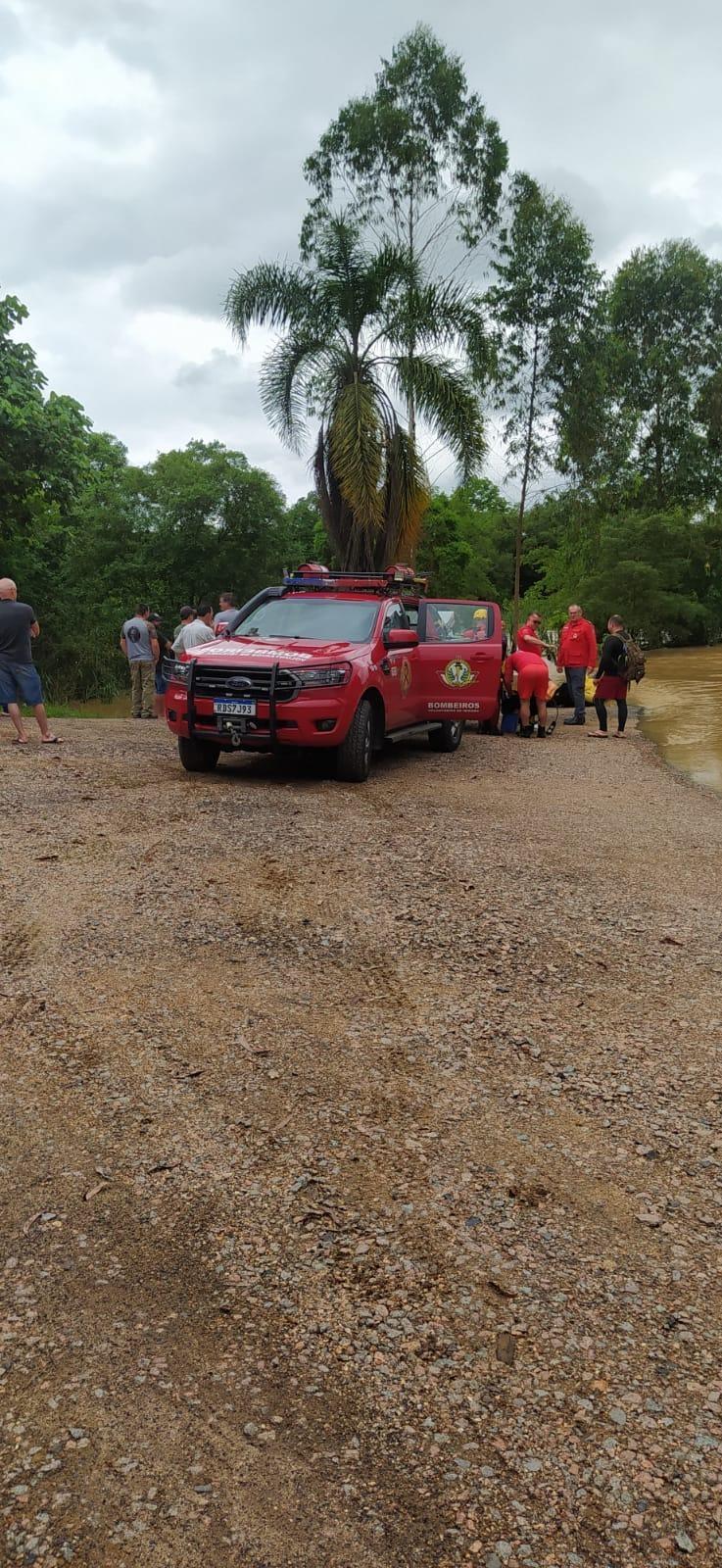  Homem morre após carro ser arrastado pela correnteza 