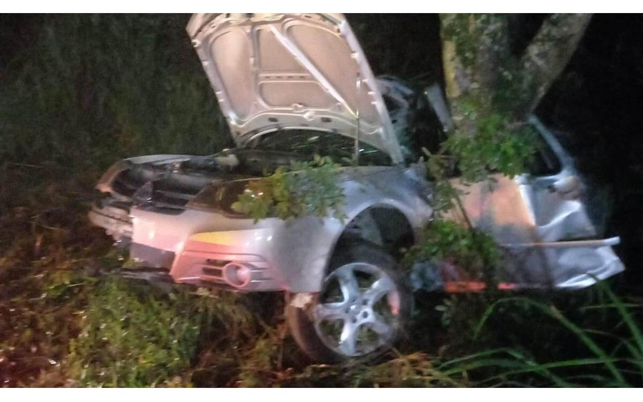 Homem morre após veículo sair de pista e colidir em árvore na BR 470