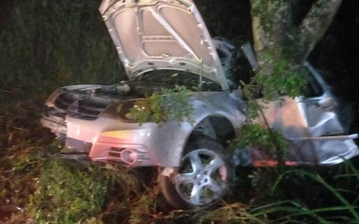 Homem morre após veículo sair de pista e colidir em árvore na BR 470