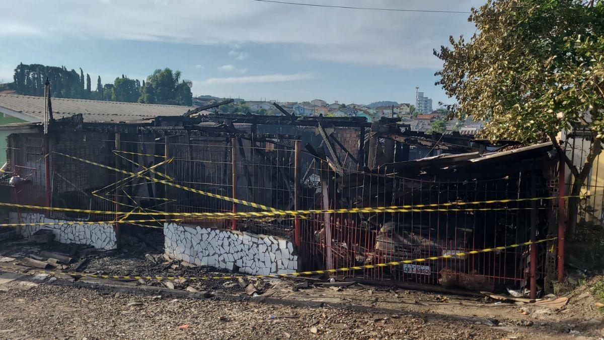 Homem morre carbonizado em incêndio criminoso provocado pelo filho 