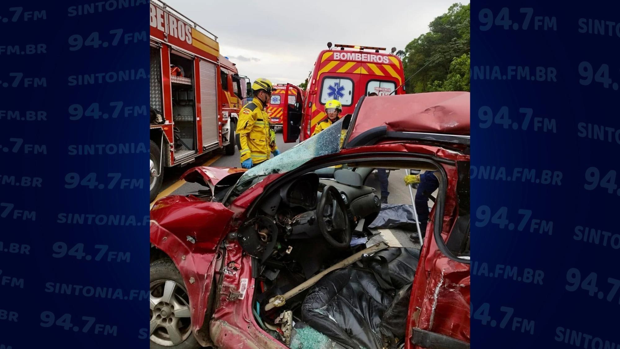 Homem morre e mulher fica ferida em colisão entre carro e caminhão em Rio do Sul