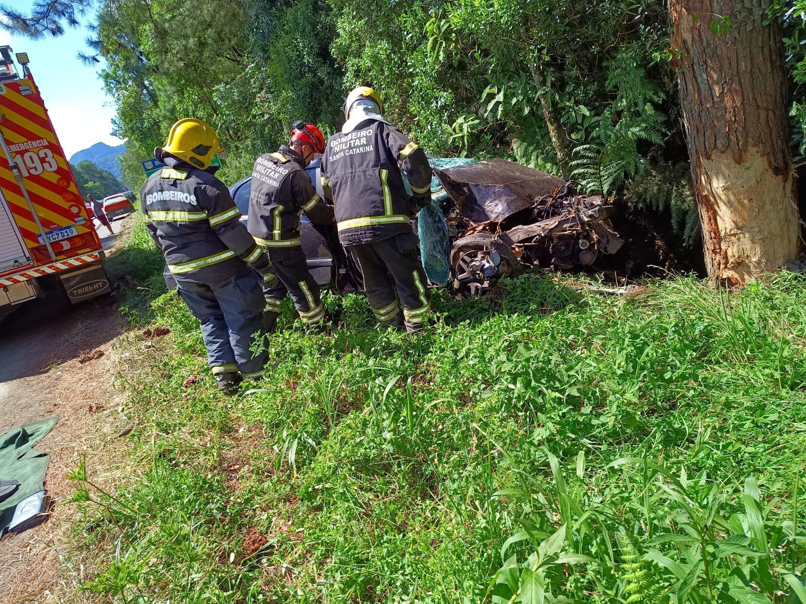 Homem perde a vida após colisão de veículo contra árvore 