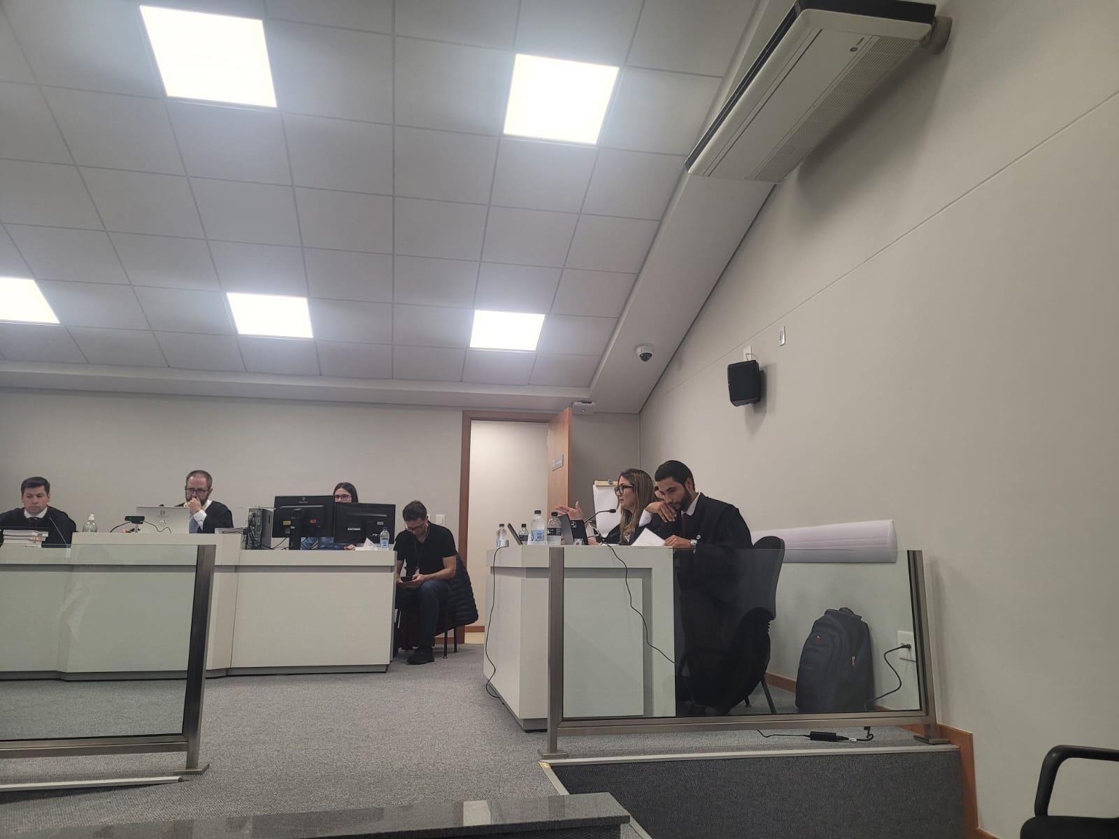 Homem que esfaqueou caseiro em boate de Aurora é condenado a 9 anos de prisão por homicídio 