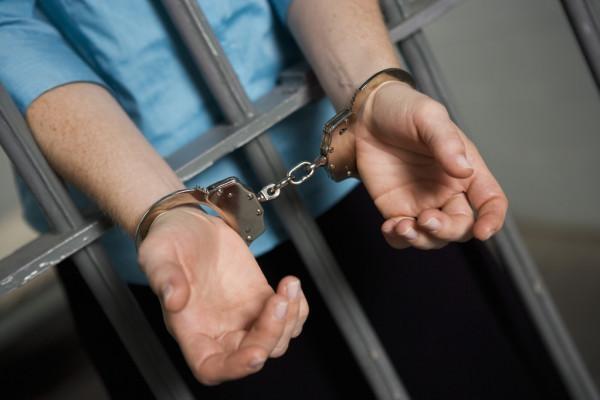 Homem que esfaqueou sua ex companheira por não aceitar o fim do relacionamento é preso