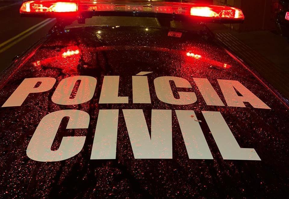 Homem realiza manobras em veículo e morre após cair em açude