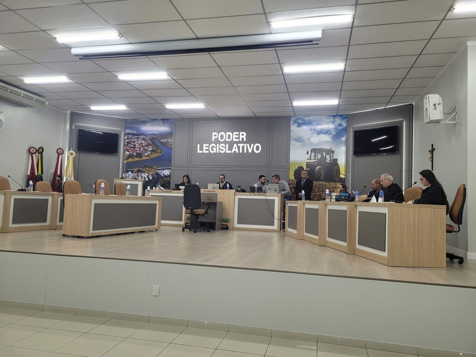 Homem senta no banco dos réus em Ituporanga nesta sexta-feira (09)