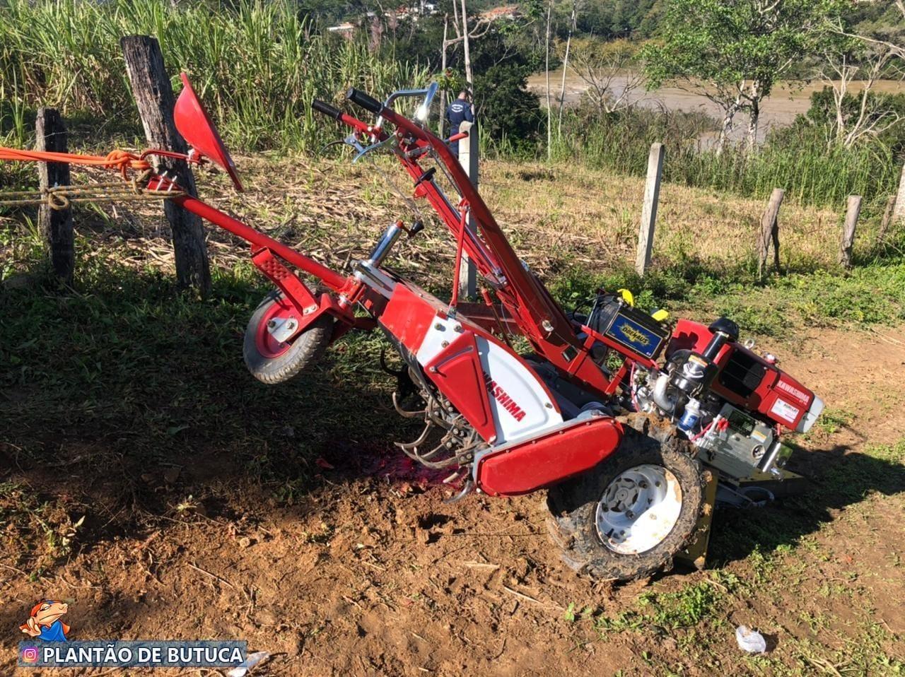 Homem sofre acidente com micro trator
