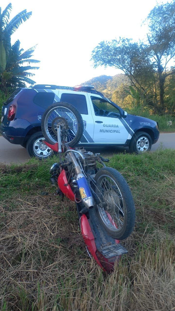 Homem tenta fugir da polícia e é conduzido à delegacia por direção perigosa no Alto Vale