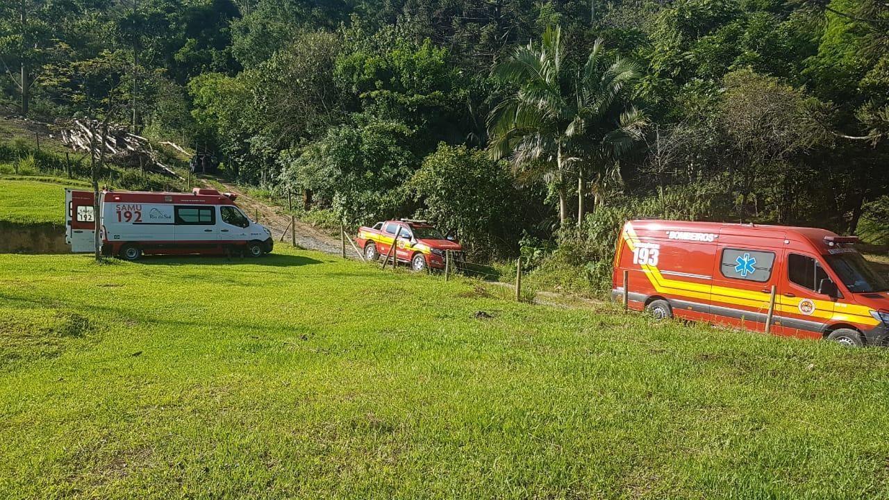 Homem tenta segurar com o corpo trator que estava tombando e é atingido pelo veículo