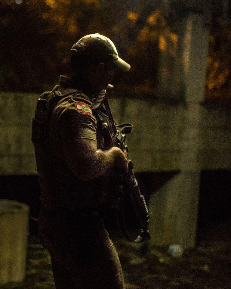 Homem vagalume é preso pela Polícia Militar ao fazer ato obsceno para duas mulheres
