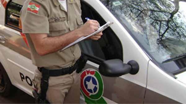 Homens despertam suspeitas ao vender ameixas na Câmara de Vereadores de Atalanta e acabam presos