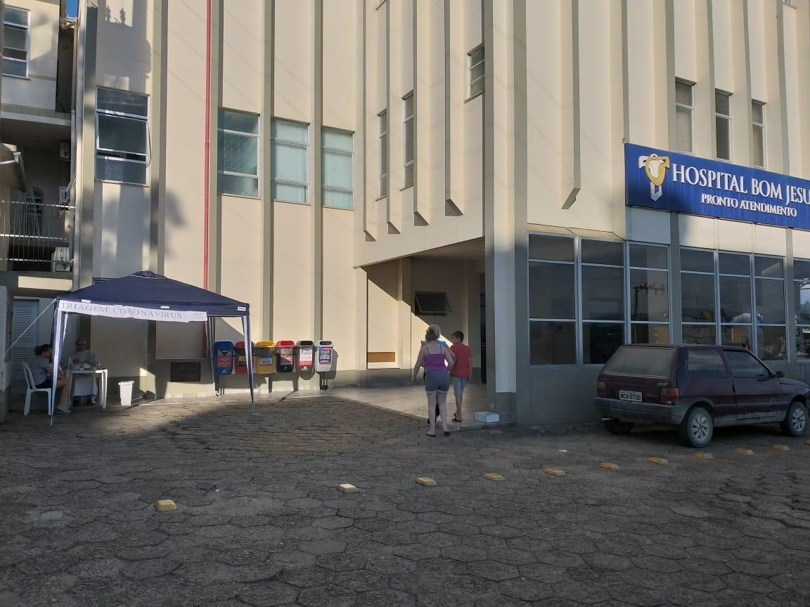 Hospital Bom Jesus monta tenda de triagem de pacientes em frente ao hospital, em Ituporanga