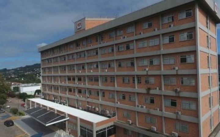 Hospital Regional Alto Vale retorna com alguns serviços nesta terça-feira (21)