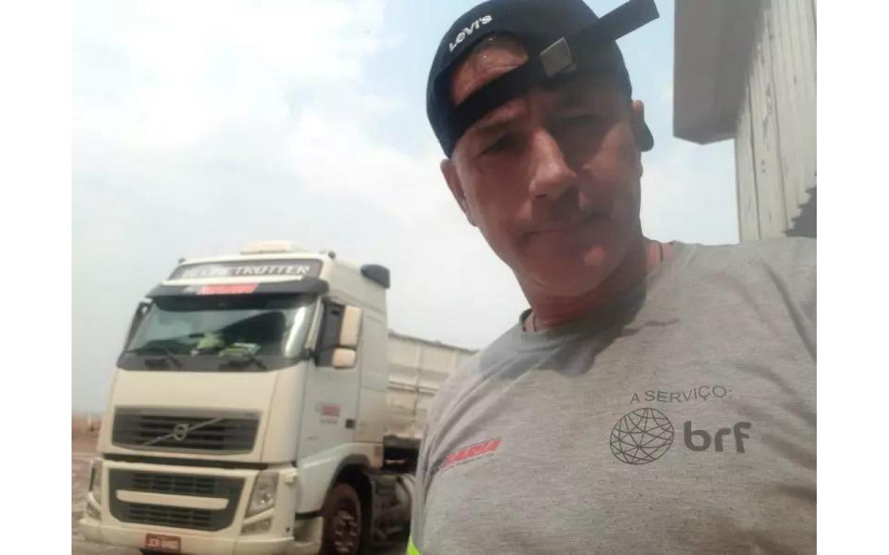 Identificado motorista que morreu após caminhão sair da pista e tombar em Pouso Redondo