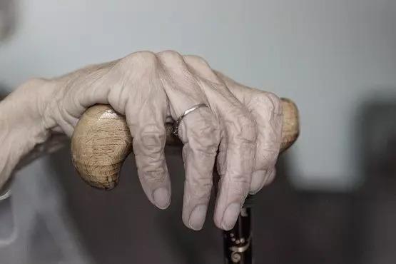 Idosa de 85 anos é mantida em cárcere privado pelo próprio filho em SC; ela foi resgatada pela PM