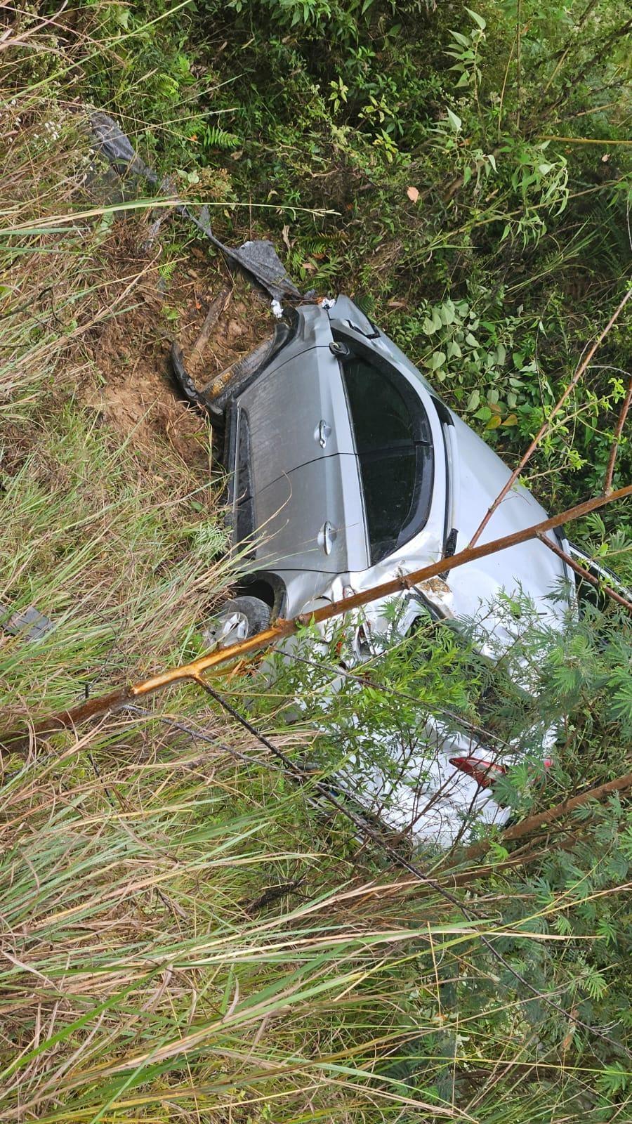 Idosa fica ferida após carro despencar em ribanceira de 50 metros em Atalanta