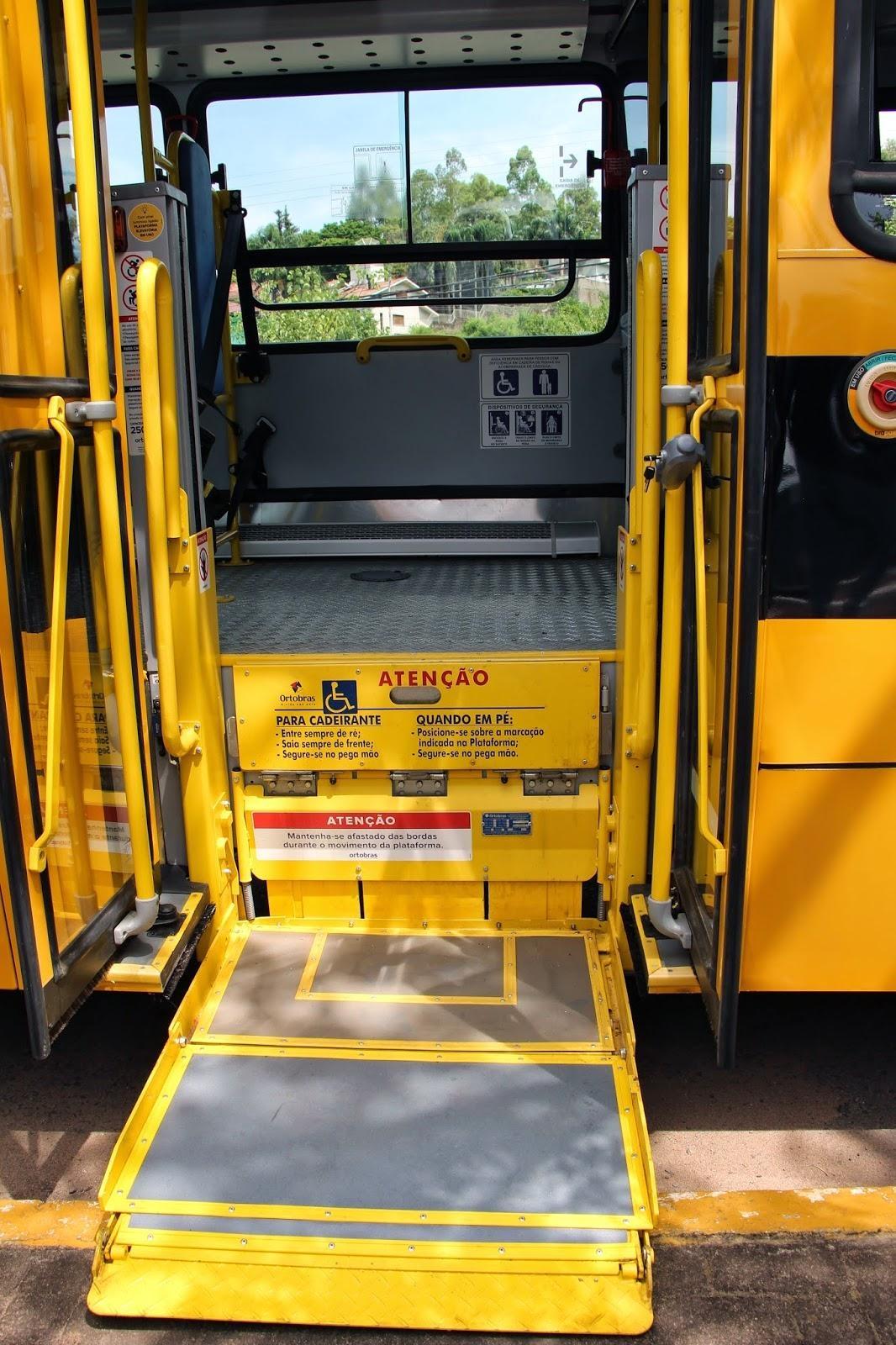 Idosa portadora de deficiência cai de rampa de ônibus escolar em Ituporanga