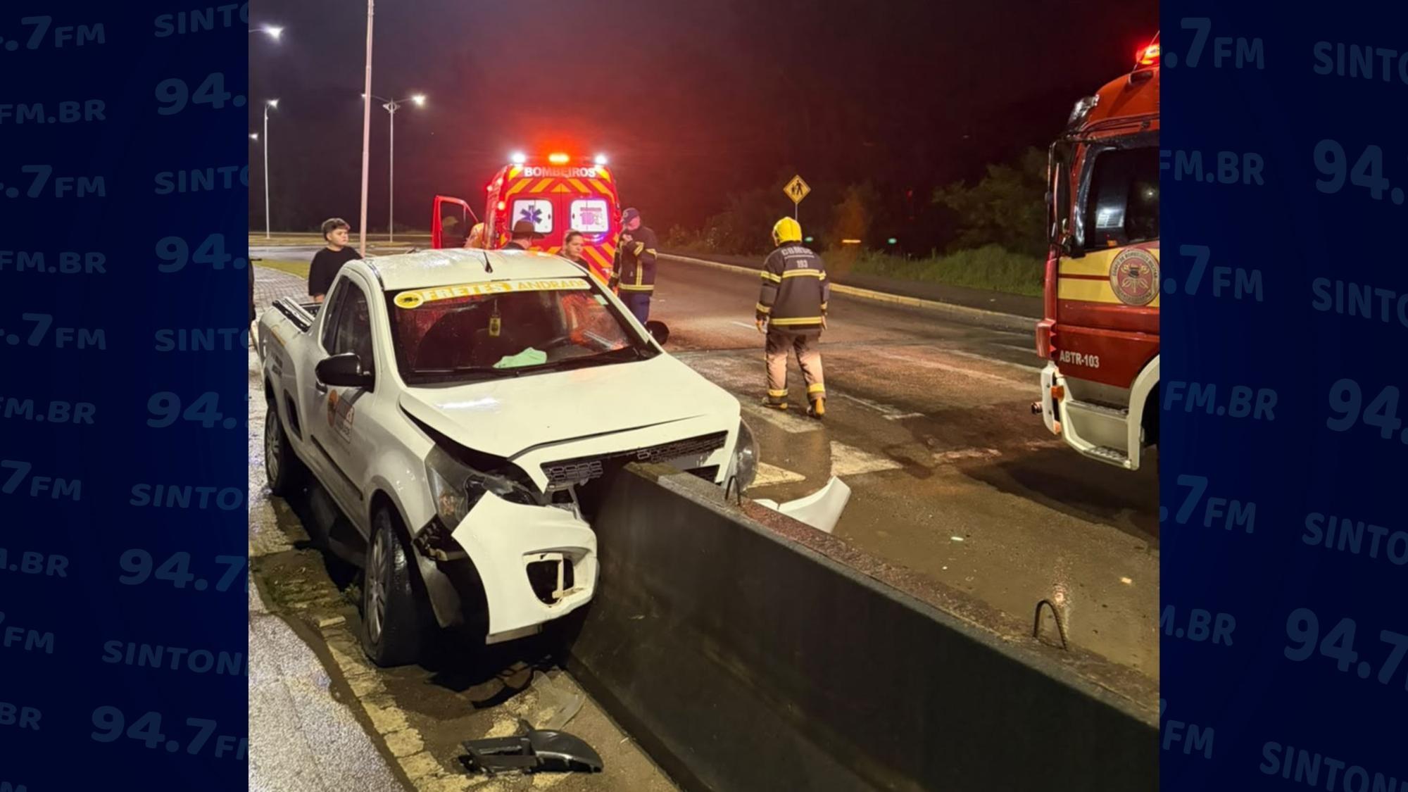 Idoso fica ferido após carro bater contra mureta em Rio do Sul